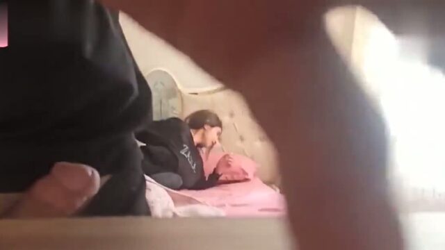 Yılın Amatör İçeriği olabilir. doğal ve kendileri için çekim yaptıkları belli liseliler sevişiyor. Kız tokatlanmak istiyor, üstüne boşalmasını, suratına tükürmesini istiyor. 41 Dakikalık video